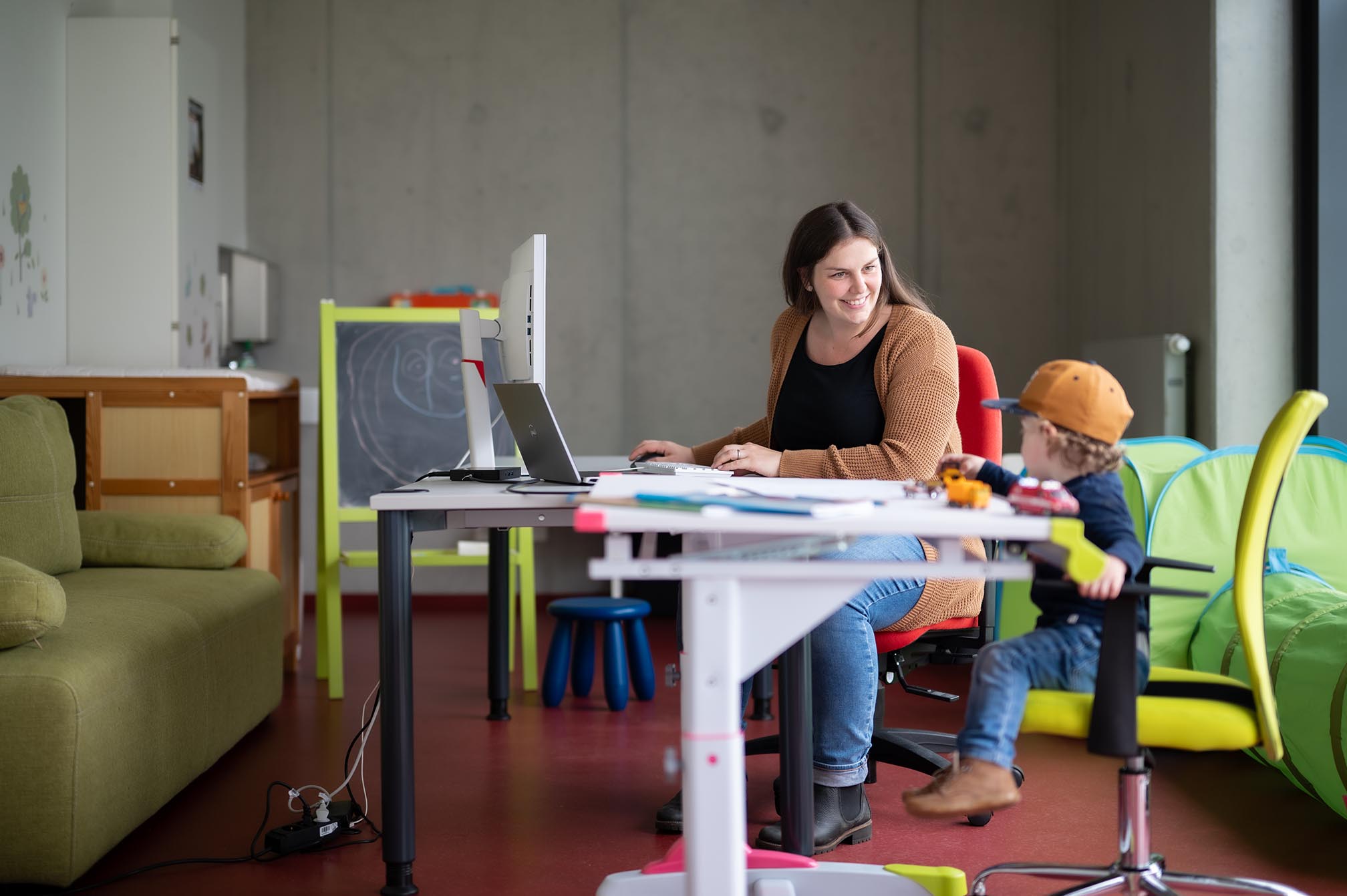 Familienbüro Situation: Frau und Kind