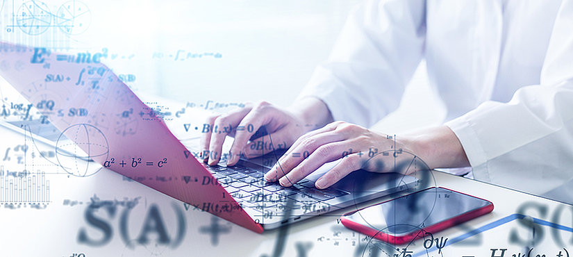 Das Bild zeigt die Hände einer Person, die auf einer Laptop-Tastatur tippt, was auf Arbeit oder Forschung hindeutet. Im Vordergrund sind verschiedene mathematische und physikalische Formeln sowie Diagramme und Graphen zu sehen, die über das Bild überlagert sind. Dies suggeriert, dass die Person möglicherweise in einem wissenschaftlichen oder technischen Bereich tätig ist, vielleicht in der Datenanalyse, Forschung oder Lehre. Die Verwendung von Formeln wie E=mc² und mathematischen Graphen erzeugt einen Eindruck von Komplexität und wissenschaftlichem Arbeiten. Die Bildkomposition legt nahe, dass Wissen und digitale Technologie zusammenfließen.