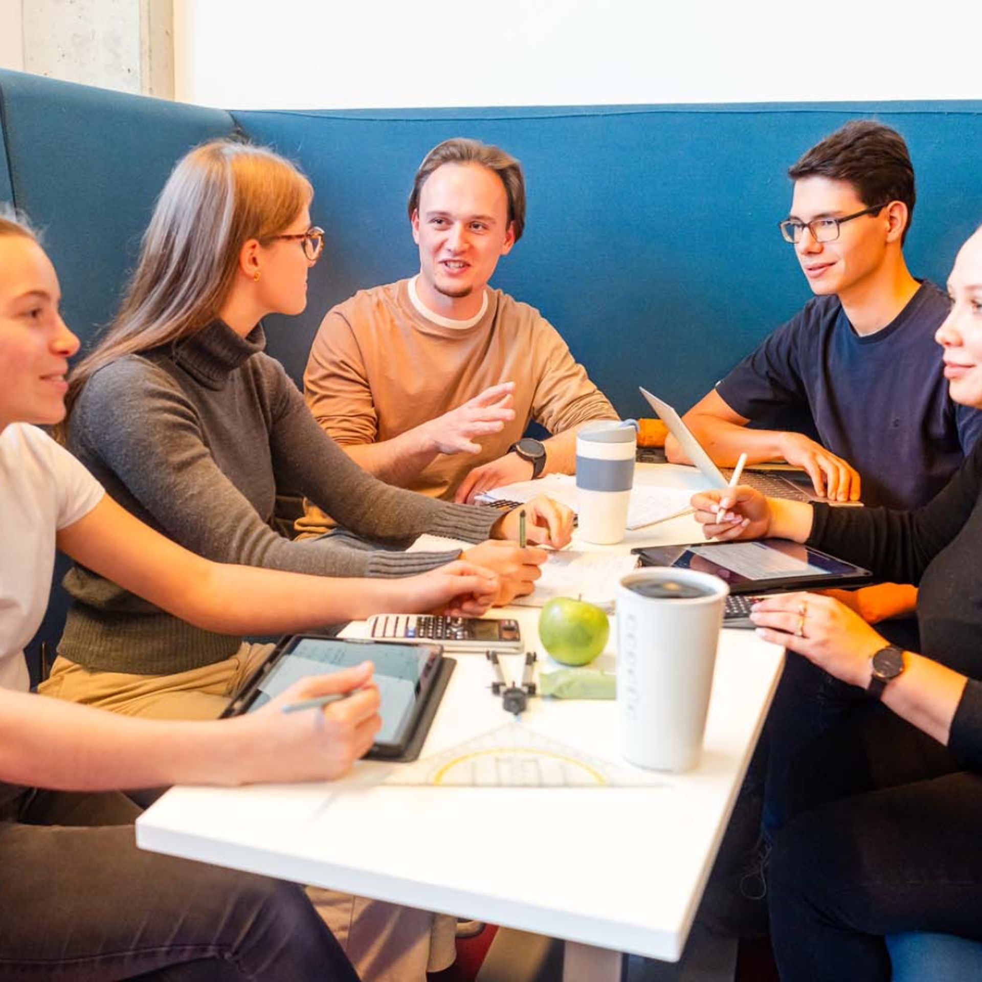 Studierende der Hochschule Ruhr West arbeiten gemeinsam an einem Projekt. Das Bild zeigt kollaboratives Lernen, Teamarbeit und den praxisnahen Studienalltag an der HRW.